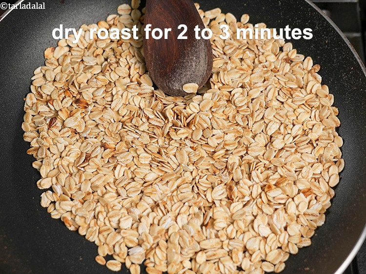 स्टेप 7 – मध्यम आंच पर 2 से 3 मिनट तक सूखा भून …