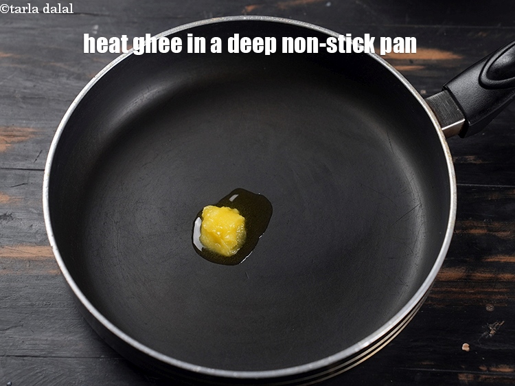 स्टेप 7 – एक गहरे नॉन-स्टिक पैन में १ टी-स्पून&nbsp;<a href=""https://www.tarladalal.com/glossary-ghee-hindi-245i"">घी</a>&nbsp;गरम करें।