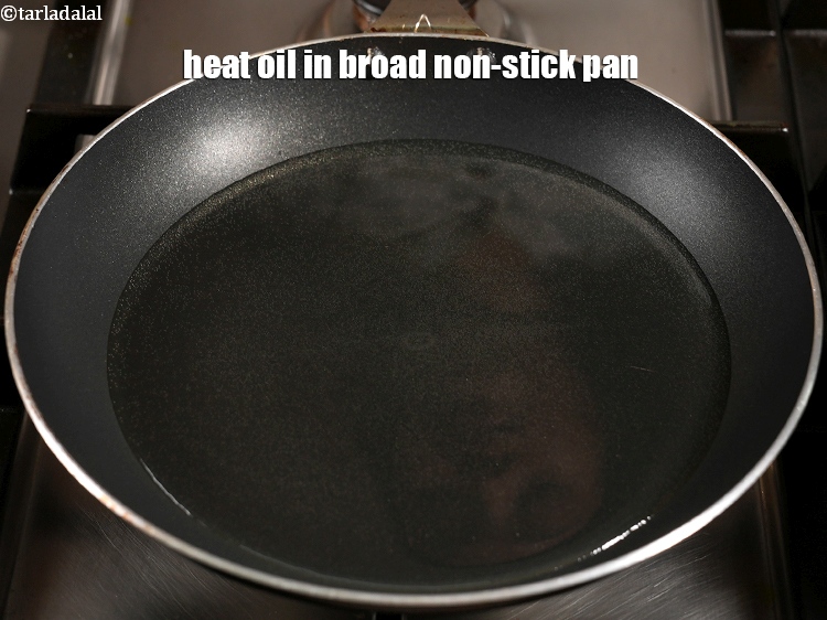 स्टेप 7 – चौड़े नॉन-स्टिक पैन में १/४ टी-स्पून&nbsp;कप&nbsp;<a href=""https://www.tarladalal.com/glossary-oil-hindi-671i"">तेल</a>&nbsp;गरम करें।
