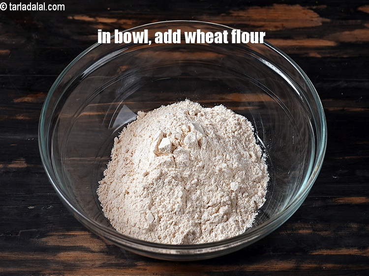 स्टेप 7 – एक गहरे कटोरे में १ कप&nbsp;<a href=""https://www.tarladalal.com/glossary-whole-wheat-flour-gehun-ka-atta-gehun-ka-aata-hindi-429i"">गेहूं का आटा</a> डालें।