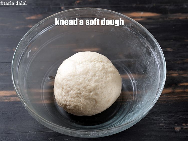 स्टेप 7 – नरम आटा गूंद लें।