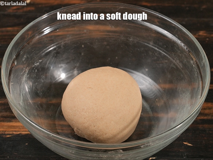 स्टेप 8 – नरम आटा गूंथ लें।