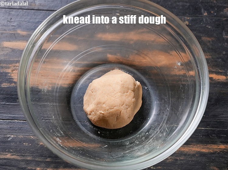 स्टेप 7 – सख्त आटा गूथ लीजिये. एक तरफ रख दें।