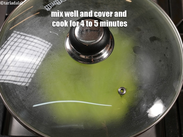 स्टेप 7 – अच्छी&nbsp;तरह मिलाएं और ढककर 4 से 5 मिनट तक पकाएं।