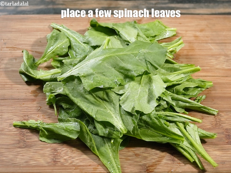Step 7 – Place a few spinach leaves on a chopping board.