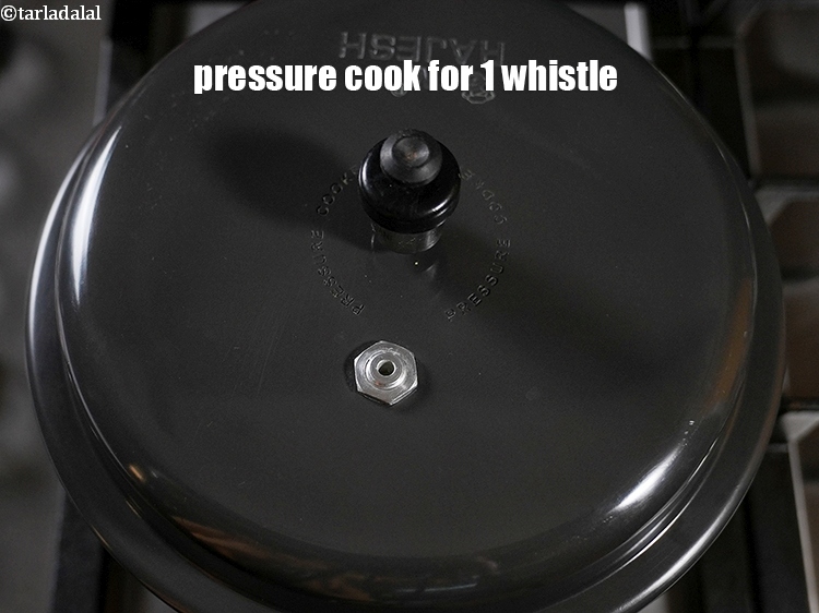 स्टेप 7 – 1 सीटी आने तक प्रेशर कुक करें।