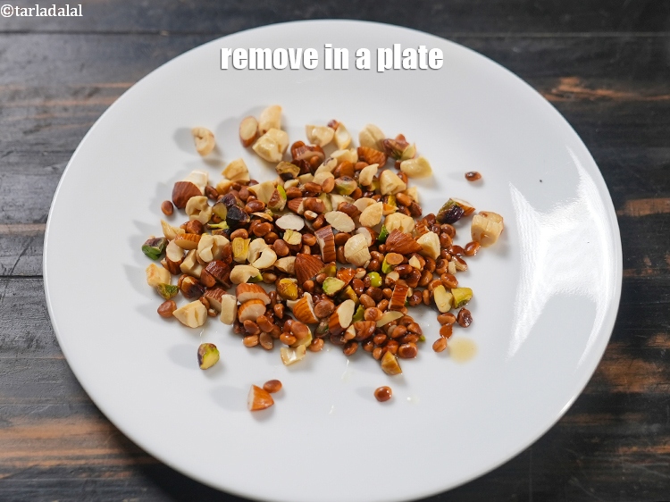 स्टेप 7 – एक प्लेट में निकाल कर अलग रख लें।