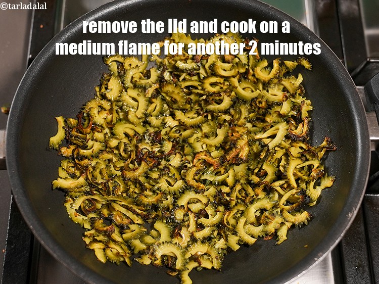 स्टेप 8 – ढक्कन हटा दें और बीच-बीच में हिलाते हुए मध्यम आंच …