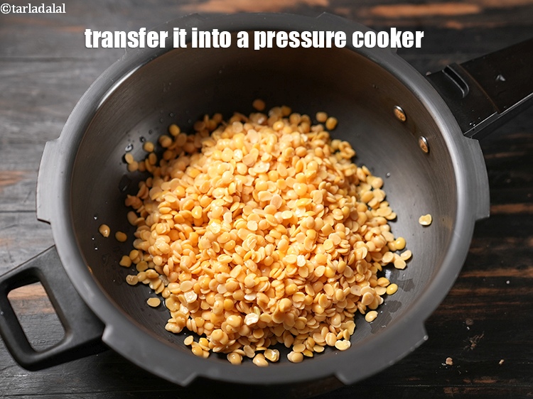 स्टेप 7 – इसे प्रेशर कुकर में डालें।