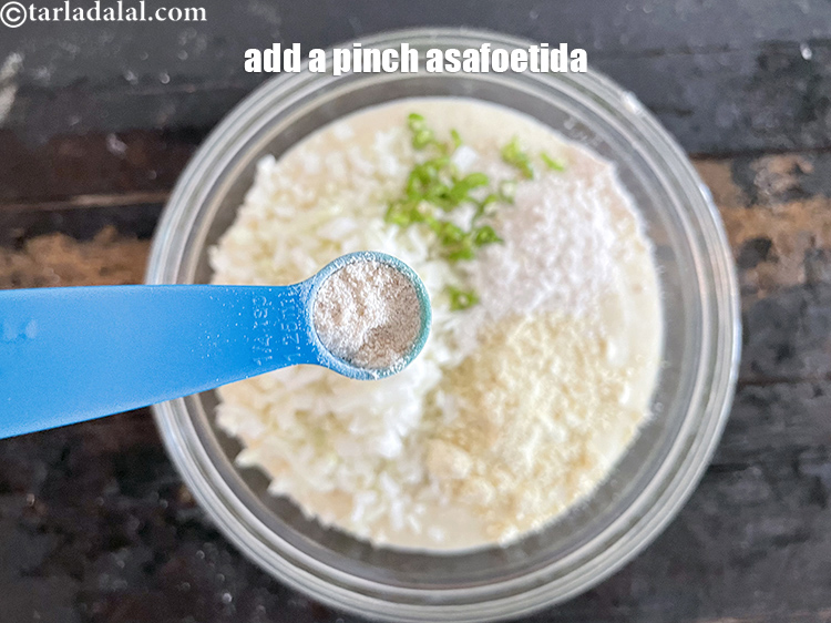 स्टेप 24 – एक चुटकी हींग डालें।