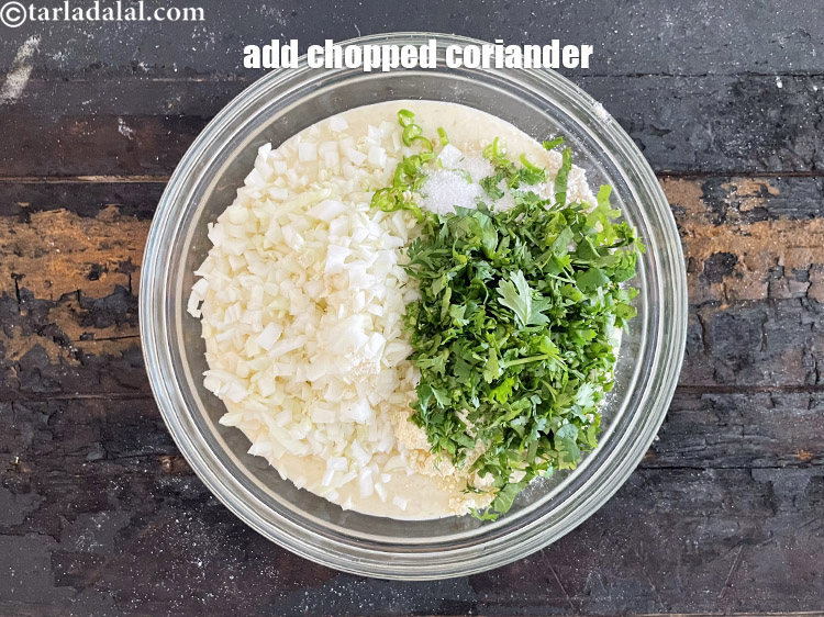 स्टेप 26 – २ टेबल-स्पून बारीक <a href=""https://www.tarladalal.com/glossary-chopped-coriander-hindi-783i"">कटा हुआ धनिया</a> डालें।&nbsp;<a href=""/recipes-using-coriander-in-hindi-369"">धनिया</a>&nbsp;एक ताजा …