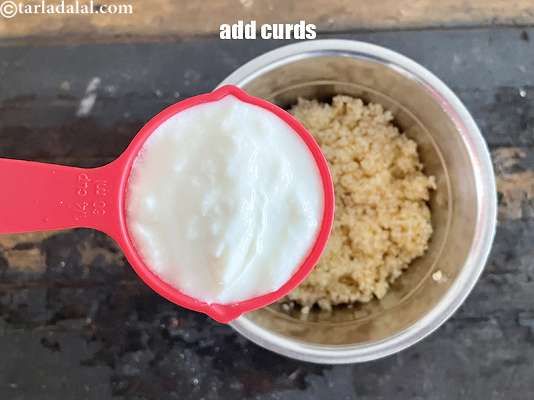 स्टेप 16 – १/४ कप <a href=""https://www.tarladalal.com/glossary-curd-dahi-yogurt-yoghurt-hindi-383i"">दही</a> डालें।&nbsp;<a href=""/recipes-using-curd-in-hindi-383"">दही</a>&nbsp;पाचन में मदद करते हैं …