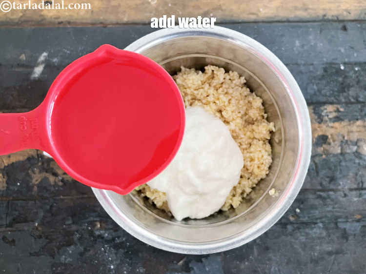 स्टेप 17 – १/४ कप पानी डालें।