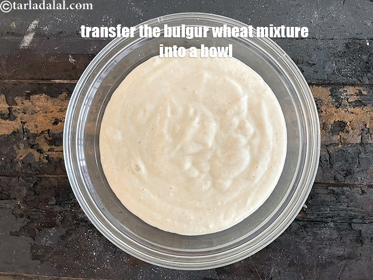 स्टेप 19 – मिश्रण को एक बाउल में निकाल लीजिए।