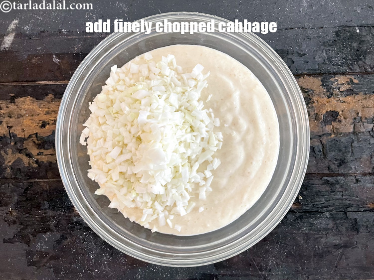 स्टेप 20 – १/२ कप बारीक <a href=""https://www.tarladalal.com/glossary-chopped-cabbage-hindi-781i"">कटी हुई पत्तागोभी</a> डालें।&nbsp;पत्तागोभी में&nbsp;<a href=""/recipes-for-Healthy-Low-Calorie-Weight-Loss-in-hindi-language-383"">कैलोरी …