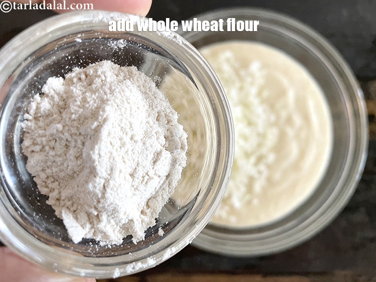 स्टेप 21 – १ टेबल-स्पून <a href=""https://www.tarladalal.com/glossary-whole-wheat-flour-gehun-ka-atta-gehun-ka-aata-hindi-429i"">गेहूं का आटा</a> डालें।