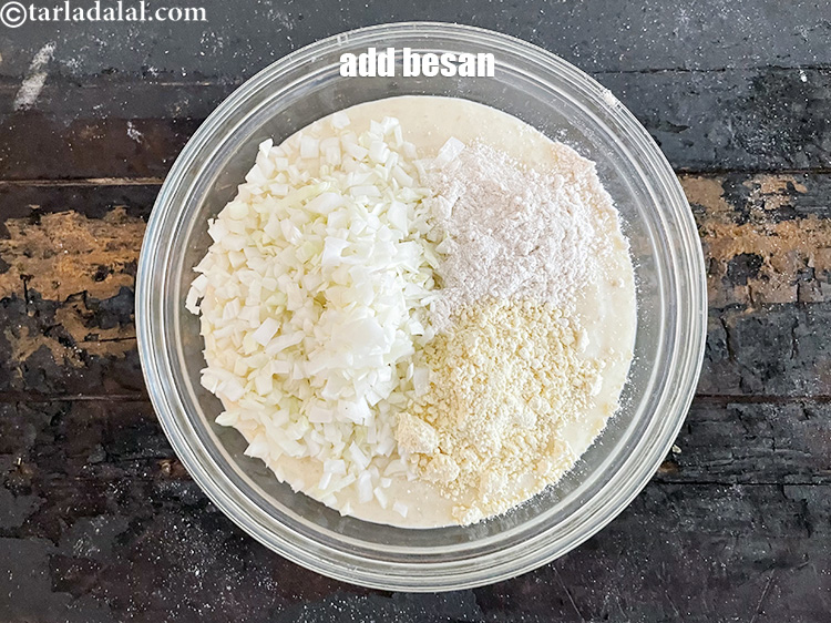 स्टेप 22 – १ टेबल-स्पून <a href=""https://www.tarladalal.com/glossary-besan-chana-dal-flour-bengal-gram-flour-hindi-952i"">बेसन</a> डालें।