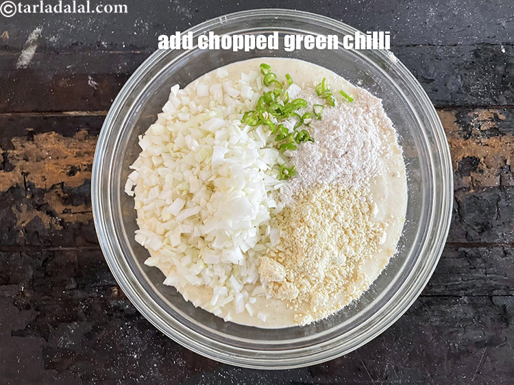 स्टेप 23 – १ टी-स्पून कटी हुई हरी मिर्च डालें।