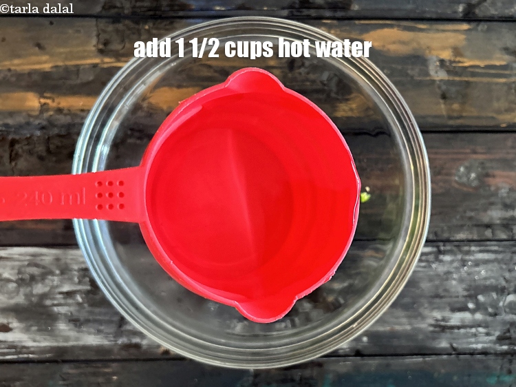 स्टेप 7 – 1&frac12; कप गर्म पानी&nbsp;डालें।