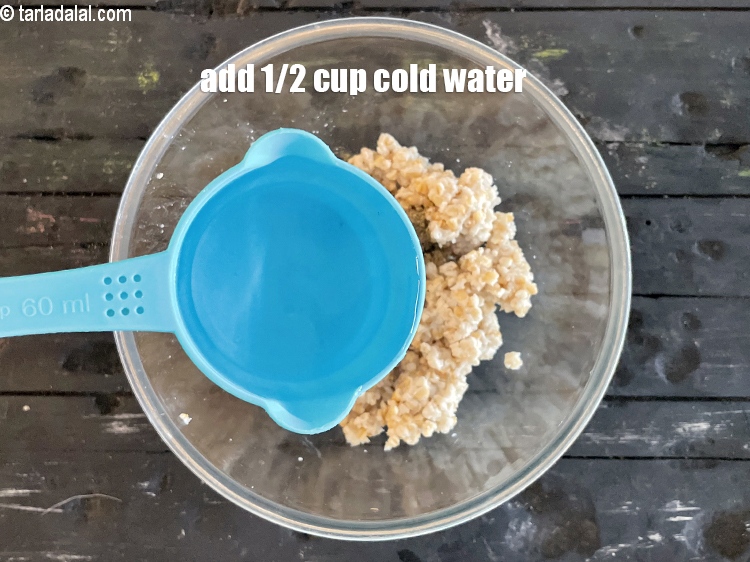 स्टेप 9 – &frac12; कप ठंडा पानी&nbsp;डालें।