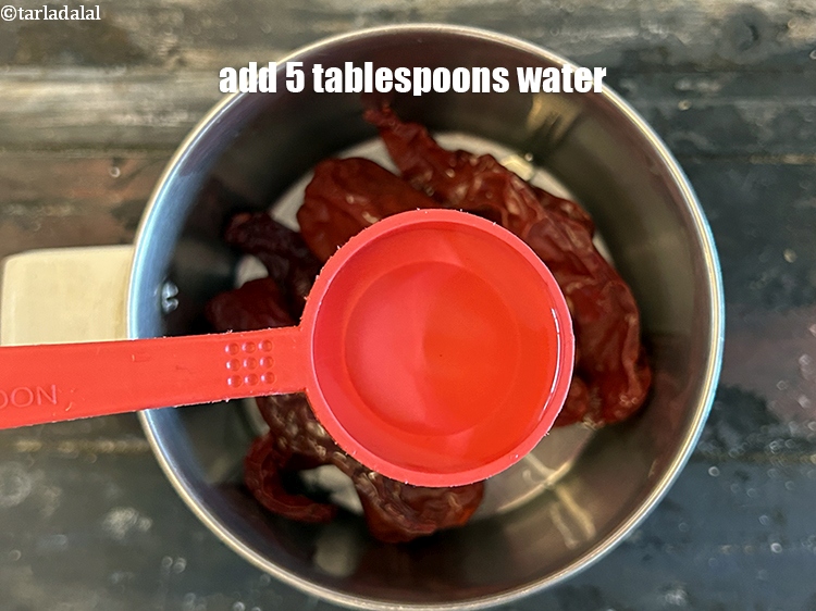 स्टेप 15 – 5 टेबल-स्पून पानी डालें।