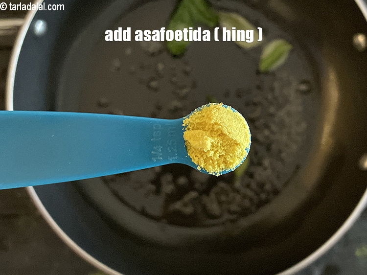 स्टेप 12 – १/४ टी-स्पून&nbsp;<a href=""https://www.tarladalal.com/glossary-asafoetida-hing-hindi-113i"">हींग</a>&nbsp;डाल दीजिये।