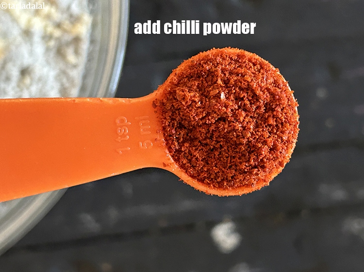 स्टेप 7 – १ टी-स्पून&nbsp;<a href=""https://www.tarladalal.com/glossary-chilli-powder-red-chilli-powder-hindi-339i"">लाल मिर्च पाउडर</a>&nbsp;डालें।