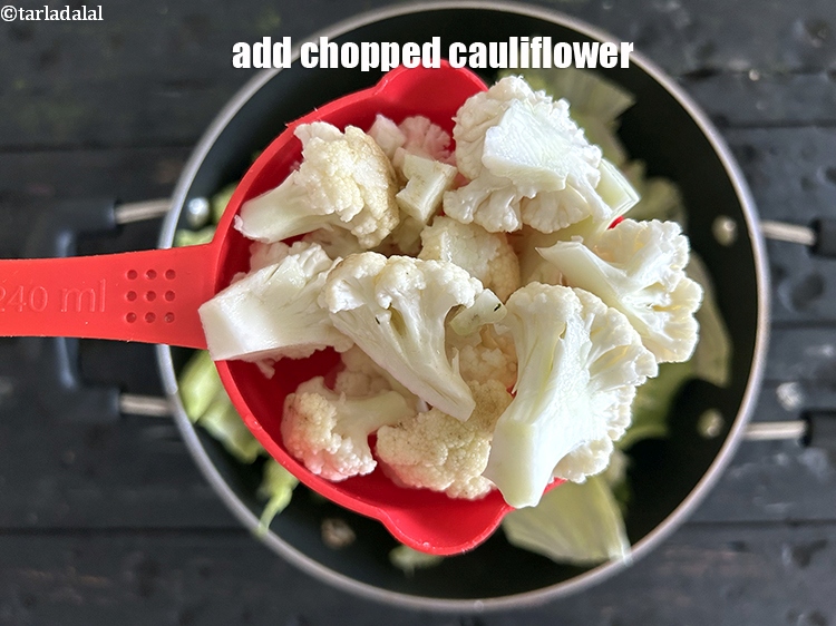 स्टेप 9 – १ कप&nbsp;बारीक&nbsp;<a href=""https://www.tarladalal.com/glossary-chopped-cauliflower-hindi-796i"">कटी हुई फूलगोभी</a>&nbsp;डालें&nbsp;।