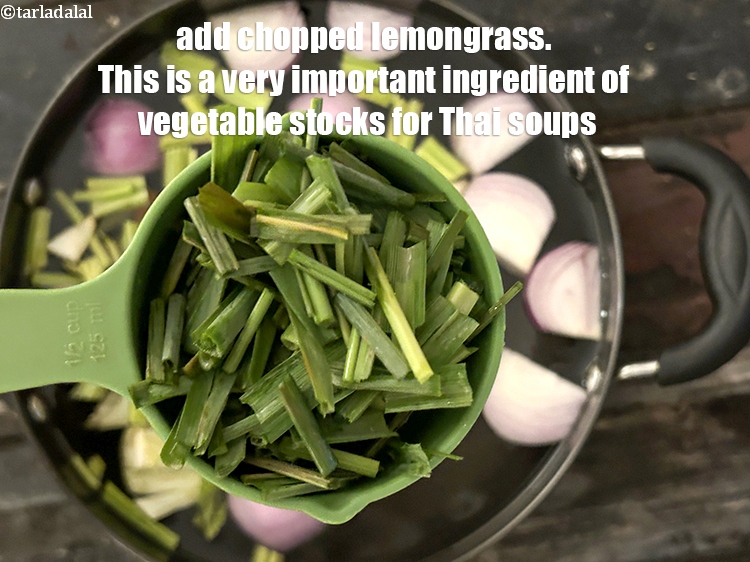 स्टेप 7 – <meta charset=""UTF-8"" />१&nbsp;<a href=""glossary-lemongrass-stalk-hindi-2325i"">डंठल हरे चाय की पत्ती</a>&nbsp;, धोकर मोटी …
