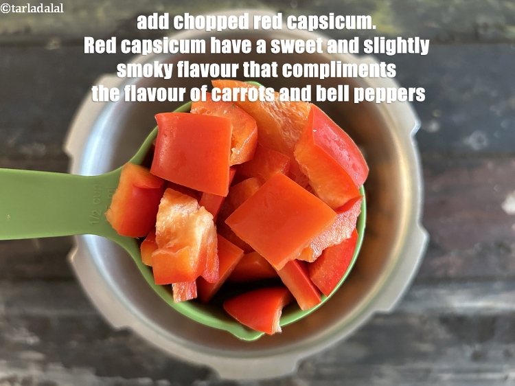 स्टेप 8 – १/२ कप&nbsp;<a href=""https://www.tarladalal.com/glossary-chopped-red-capsicum-hindi-2299i"">कटी हुई लाल शिमला मिर्च</a>&nbsp;डालें।&nbsp;&nbsp;लाल शिमला मिर्च में …