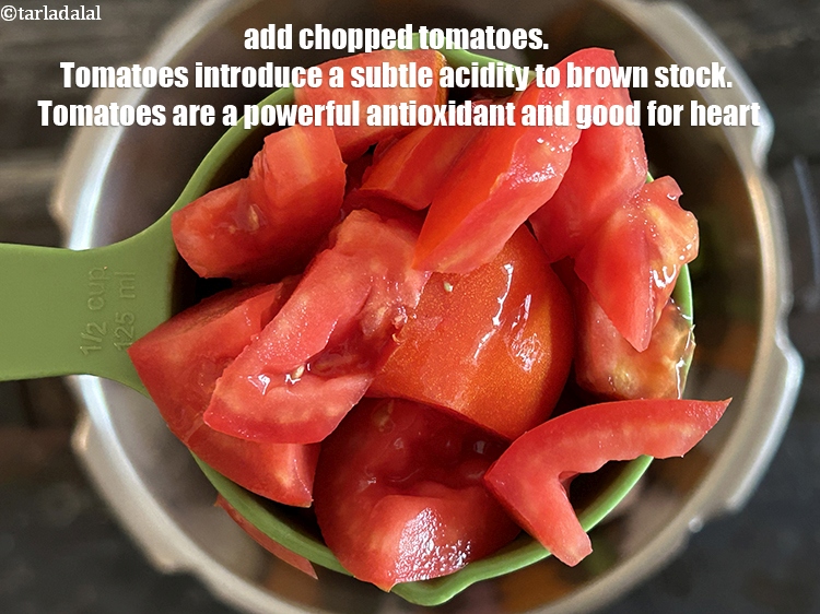 स्टेप 7 – १/२ कप&nbsp;मोटे तौर पर&nbsp;<a href=""https://www.tarladalal.com/glossary-chopped-tomatoes-hindi-779i"">कटे टमाटर</a>&nbsp;डालें। टमाटर भूरे रंग की …