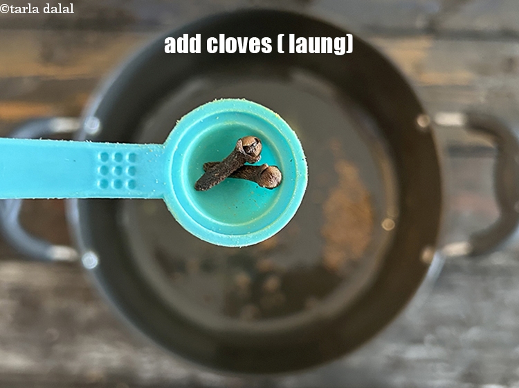 Step 7 – Add&nbsp;<meta charset="UTF-8" />2&nbsp;<a href="glossary-cloves-laung-lavang-322i">cloves (laung / lavang)</a>.