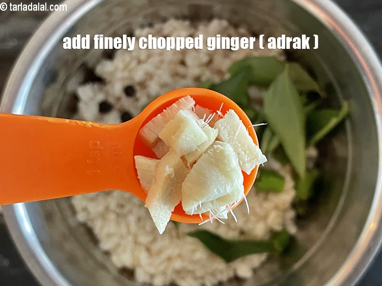 स्टेप 13 – 1&nbsp;टीस्पून&nbsp;बारीक&nbsp;कटा हुआ <a href=""https://www.tarladalal.com/glossary-ginger-adrak-hindi-453i"" target=""_blank"">अदरक&nbsp;</a>डाले।