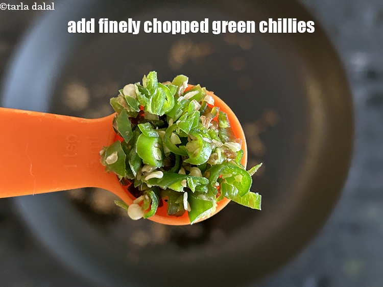 स्टेप 9 – २ टी-स्पून&nbsp;बारीक&nbsp;<a href=""https://www.tarladalal.com/glossary-chopped-green-chilli-hindi-820i"">कटी हरी मिर्च</a>&nbsp;डालें।