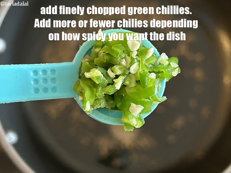 स्टेप 11 – १/२ टी-स्पून&nbsp;बारीक&nbsp;<a href=""https://www.tarladalal.com/glossary-chopped-green-chilli-hindi-820i"">कटी हरी मिर्च</a>&nbsp;डालें।&nbsp;आप खाना कितना तीखा चाहते हैं …