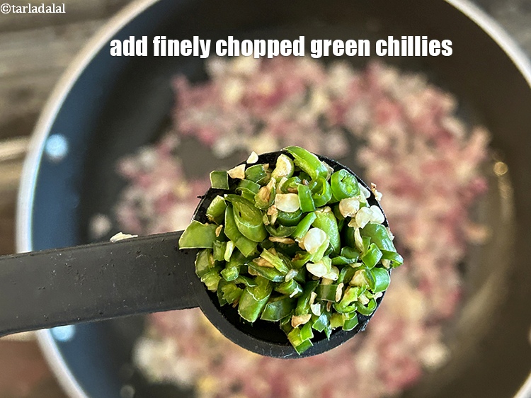 स्टेप 8 – १ टी-स्पून&nbsp;<a href=""https://www.tarladalal.com/glossary-chopped-green-chilli-hindi-820i"">बारीक कटी हुई हरी मिर्च</a>&nbsp;डालें।