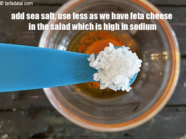 स्टेप 41 – स्वादअनुसार&nbsp;<a href=""https://www.tarladalal.com/glossary-sea-salt-khada-namak-hindi-421i"">समुद्री नमक</a>&nbsp;डालें।&nbsp;हमने 1/4 टी-स्पून नमक डाला है।&nbsp;<u><em>ध्यान दें कि …