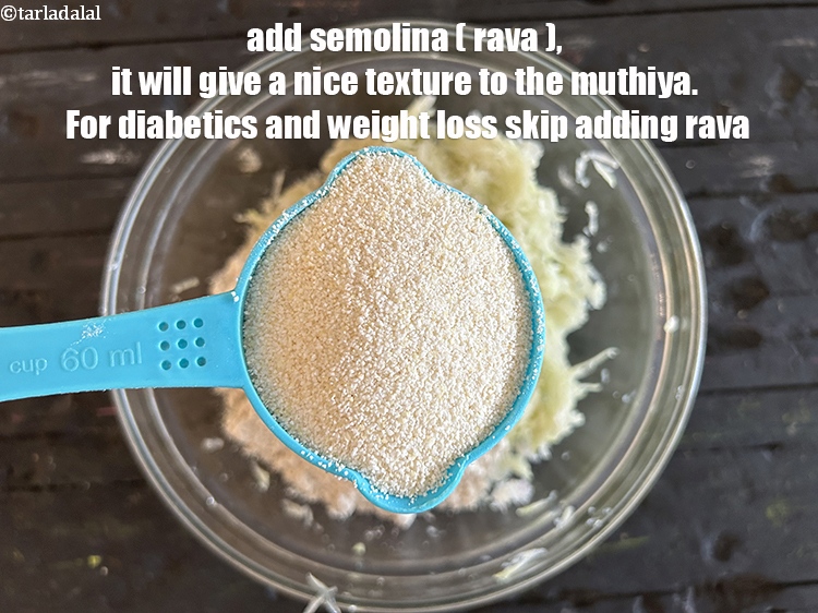 स्टेप 7 – १/२ कप&nbsp;<a href=""https://www.tarladalal.com/glossary-semolina-sooji-rava-rawa-hindi-603i"">सूजी</a>&nbsp;डालें&nbsp;, इससे मुठिया को अच्छी बनावट मिलेगी।&nbsp;आप अपने …