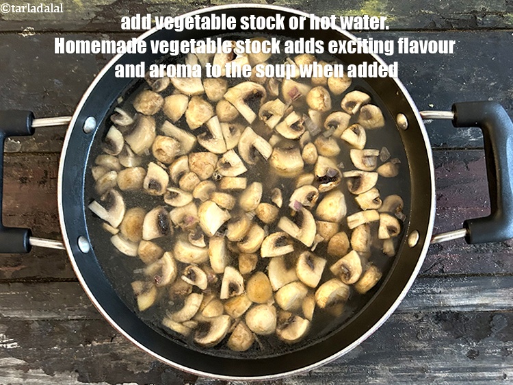 स्टेप 8 – ३ कप&nbsp;<a href=""https://www.tarladalal.com/basic-vegetable-stock-hindi-38556r"">वेजिटेबल स्टॉक</a>&nbsp;या गर्म पानी डालें। बेहतर स्वाद के …