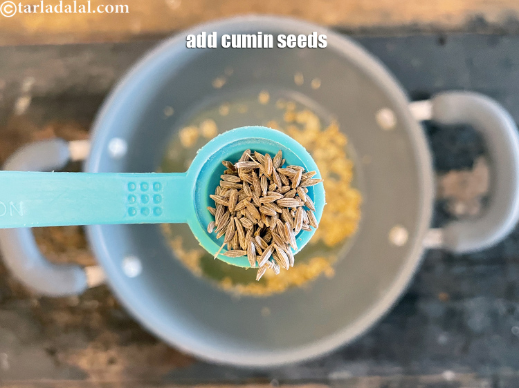 स्टेप 14 – १/२ टी-स्पून&nbsp;<a href=""https://www.tarladalal.com/glossary-cumin-seeds-jeera-zeera-hindi-381i"">जीरा</a>&nbsp;डालें।