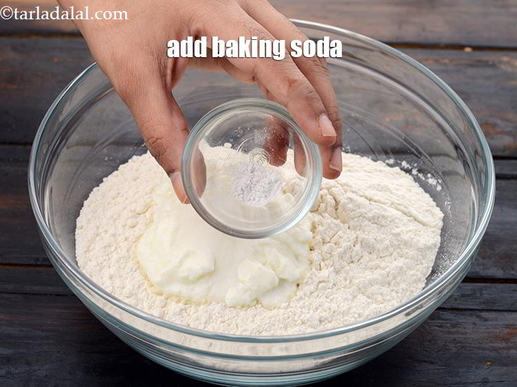 स्टेप 9 – १/२ टी-स्पून&nbsp;<a href=""https://www.tarladalal.com/glossary-baking-soda-soda-bi-carb-hindi-615i"">बेकिंग सोडा</a> डालें।