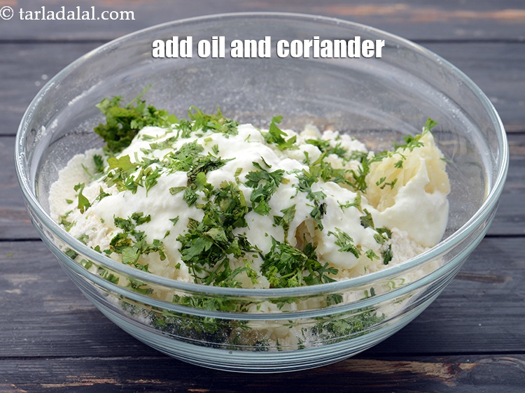 स्टेप 7 – १ टेबल-स्पून&nbsp;<a href=""https://www.tarladalal.com/glossary-oil-hindi-671i"">तेल</a>&nbsp;और&nbsp; २ टेबल-स्पून&nbsp;बारीक&nbsp;<a href=""https://www.tarladalal.com/glossary-chopped-coriander-hindi-783i"">कटा हुआ हरा धनिया</a>&nbsp;डालें।&nbsp;