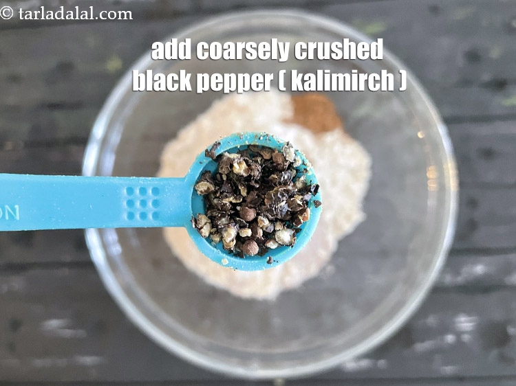 स्टेप 7 – &nbsp;१/२ टी-स्पून&nbsp;<a href=""https://www.tarladalal.com/glossary-crushed-black-pepper-hindi-568i"">दरदरी क्रश की हुई काली मिर्च</a>डालें।