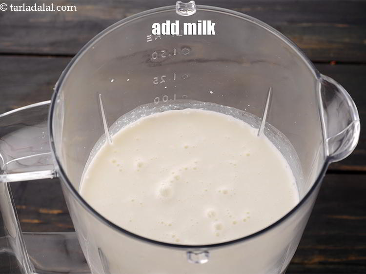 स्टेप 12 – ४ कप ठंडा फुल-फैट <a href=""https://www.tarladalal.com/glossary-milk-doodh-full-cream-milk-hindi-514i"">दूध</a> डालें।