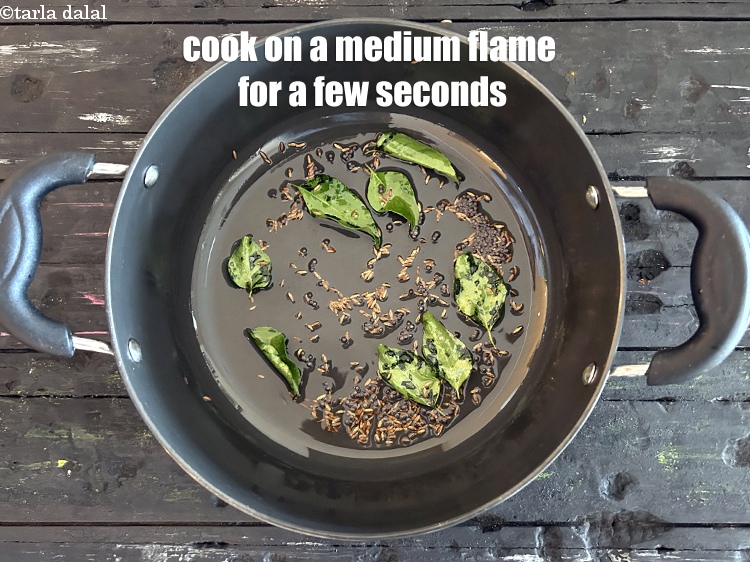 स्टेप 7 – कुछ सेकंड के लिए मध्यम आंच पर पकाएं।