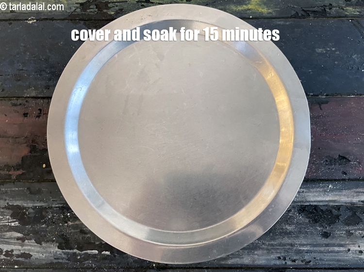 स्टेप 7 – 15 मिनट के लिए ढक कर भिगो दें।