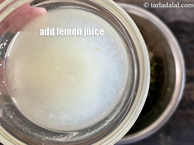 स्टेप 13 – १ १/२ टी-स्पून&nbsp;<a href=""https://www.tarladalal.com/glossary-lemon-juice-numbi-ka-ras-nimbu-ka-juice-hindi-471i"">नींबू का रस</a>&nbsp;डालें।&nbsp;&nbsp;