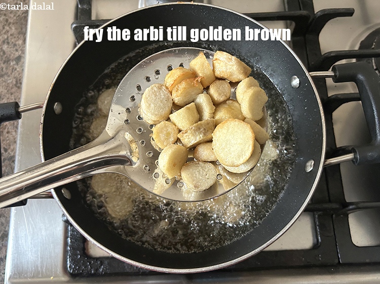 स्टेप 8 – अरबी को चारों ओर से सुनहरे भूरे रंग का होने …