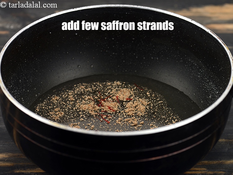स्टेप 10 – <a href=""https://www.tarladalal.com/glossary-saffron-kesar-hindi-520i"">केसर के कुछ लच्छे</a>&nbsp;डालें।&nbsp;