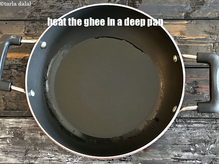 स्टेप 11 – एक गहरे पैन में १ टेबल-स्पून&nbsp;<a href=""https://www.tarladalal.com/glossary-ghee-hindi-245i"">घी</a> गरम करें।